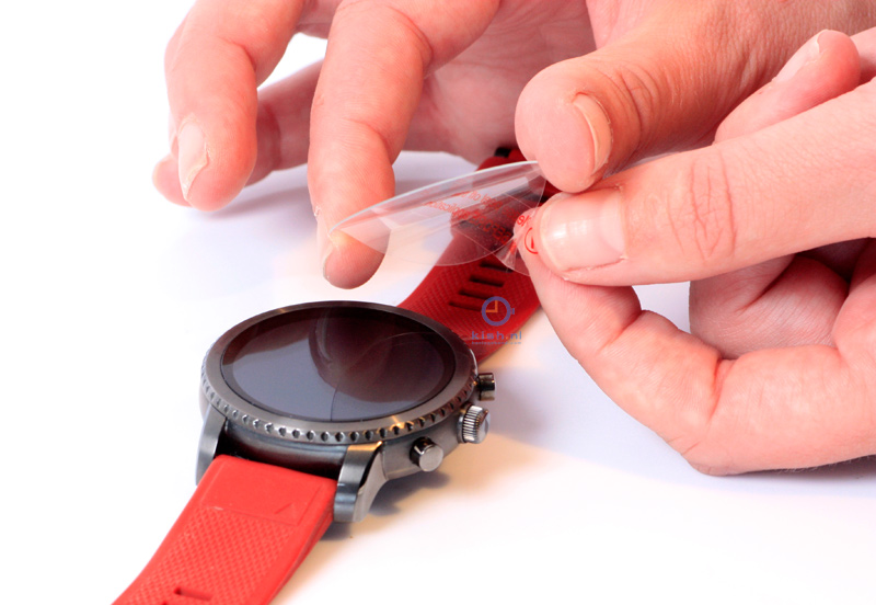 Stap 2 van plaatsen screen protector op smartwatch